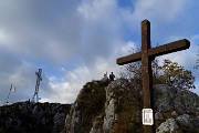 51 Dalla croce lignea vista su Madonnina e Croce 